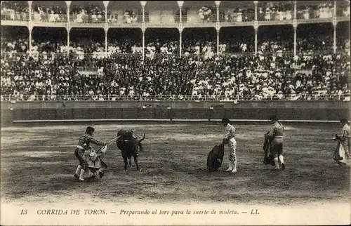 Ak Bullfight, Den Stier auf das Glück der Muleta vorbereiten