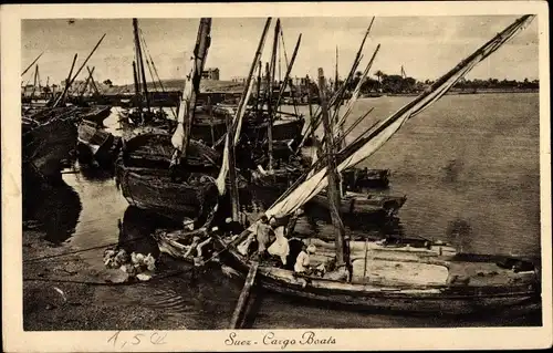 Ak Suez Ägypten, Cargo Boats, Frachtboote am Ufer