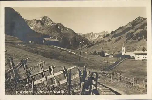 Foto Ak Riezlern Mittelberg Vorarlberg, vor dem Dorfe, Kirche, Gebirge