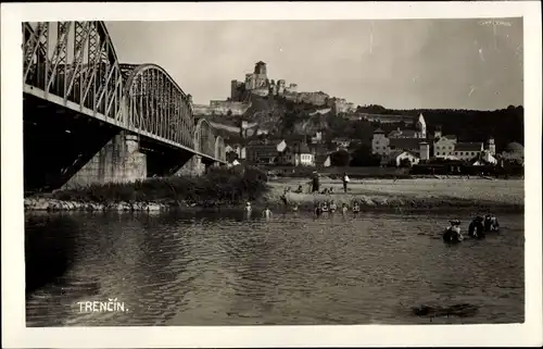 Ak Trenčín Trencsén Trentschin Slowakei, Brücke, Schlossruine, Badepartie