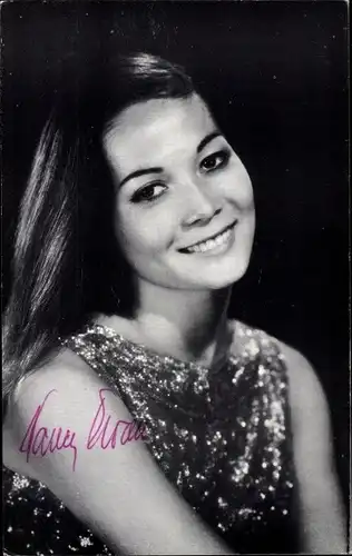 Ak Schauspielerin Nancy Kwan, Portrait, Autogramm