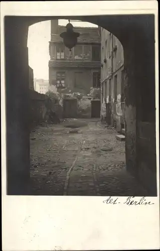 Foto Ak Berlin, Gasse, Wohnhäuser, Lampe