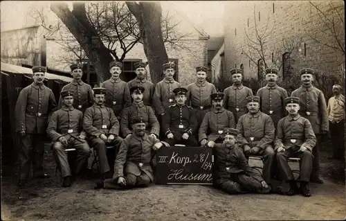 Foto Ak Husum in Nordfriesland, III. Korp. 2 E/64, Soldaten, Gruppenfoto