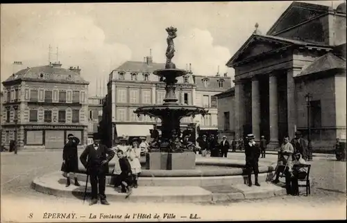 Ak Épernay Marne, La Fontaine de l’Hotel de Ville