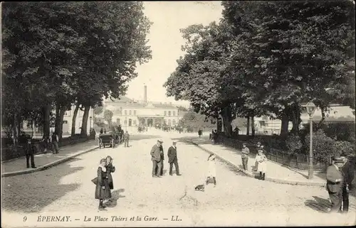 Ak Epernay Marne, Place Thiers und der Bahnhof