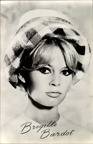 Ak Schauspielerin und Sängerin Brigitte Bardot, Portrait, Hut