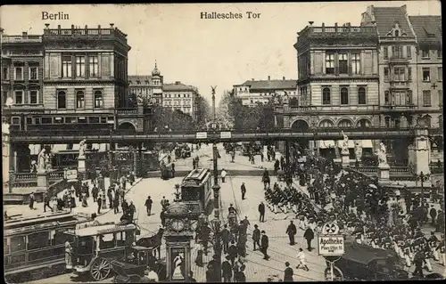 Ak Berlin Kreuzberg, Hallesches Tor, Hochbahn, Straßenbahnen, Soldaten, Passanten