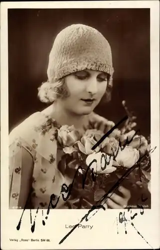 Ak Schauspielerin Lee Parry, Portrait, Mütze, Blumen, Autogramm