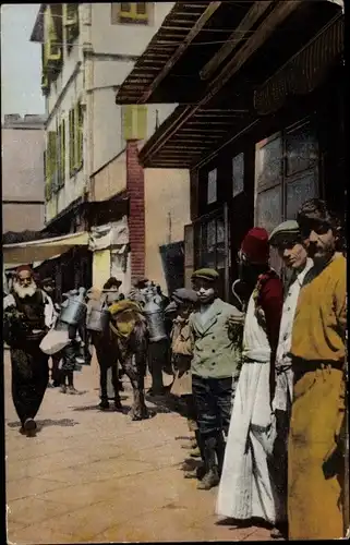 Ak Thessaloniki Griechenland, Straßenpartie, Menschen in Tracht