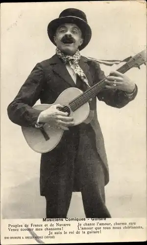 Ak Mann mit Gitarre, Portrait, Mantel, Hut, Musikinstrument