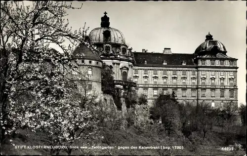 Ak Klosterneuburg in Niederösterreich, Stift, Blick vom Teichgarten gegen den Kaisertrakt