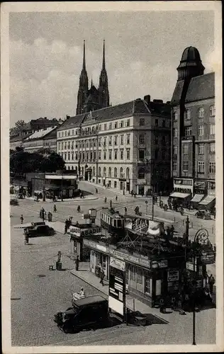 Ak Brno Brünn Südmähren, vor dem Bahnhof, Kiosk, Straßenbahn