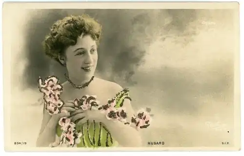 Glitzer Ak Opernsängerin Hugard, Portrait