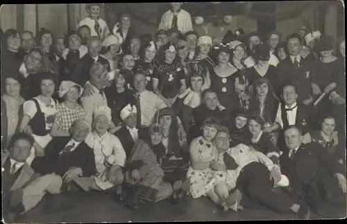 Foto Ak Personen in Faschingskostümen, Karneval 1927, Gruppenaufnahme, Hotel Löwen, Hausball