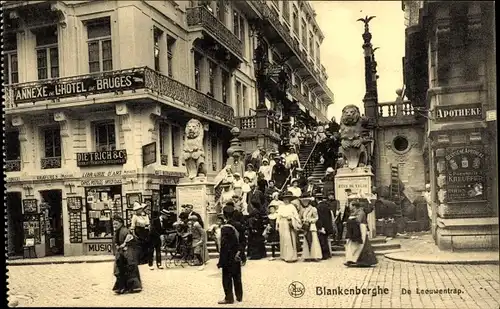 Ak Blankenberge Westflandern, L'Escalier des Lions, Hôtel de Bruges, Löwenstatue, Denkmal, Menschen