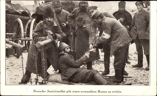 Ak Deutscher Sanitätssoldat gibt verwundetem Russen zu trinken, I WK