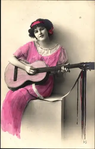 Ak Frau mit Gitarre, Portrait