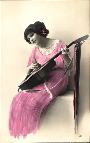 Ak Frau mit Gitarre, Portrait
