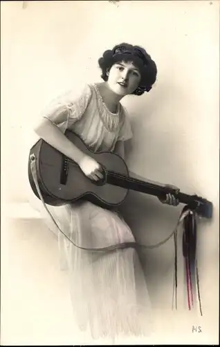 Ak Frau mit Gitarre, Portrait