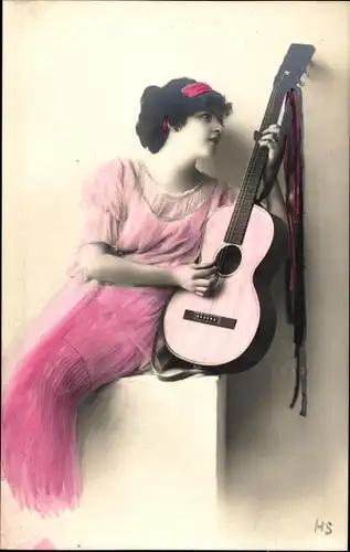 Ak Frau mit Gitarre, Portrait