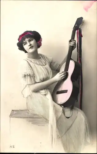 Ak Frau mit Gitarre, Portrait