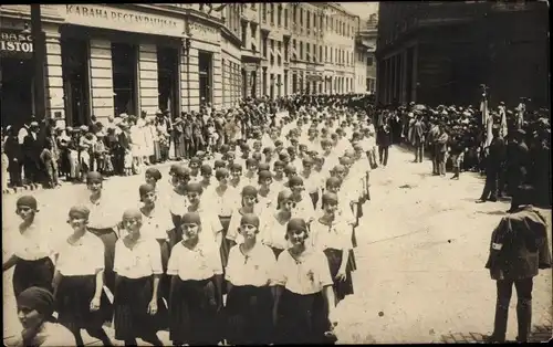 Foto Ak Sarajevo Bosnien Herzegowina, Festzug, Mädchen in Uniform