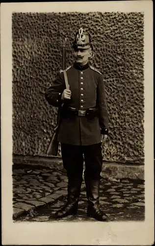 Foto Ak Polizist in Uniform, Standportrait, Tschako