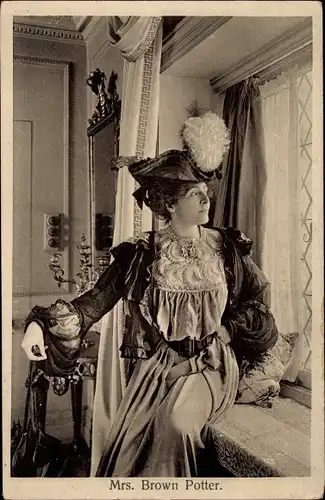 Ak Schauspielerin Mrs. Brown Potter, Portrait am Fenster