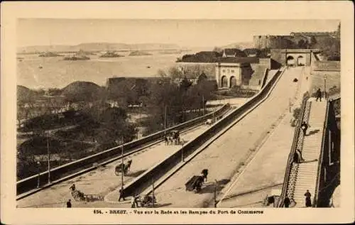 Ak Brest Finistère, Blick auf den Hafen und die Rampen des Handelshafens