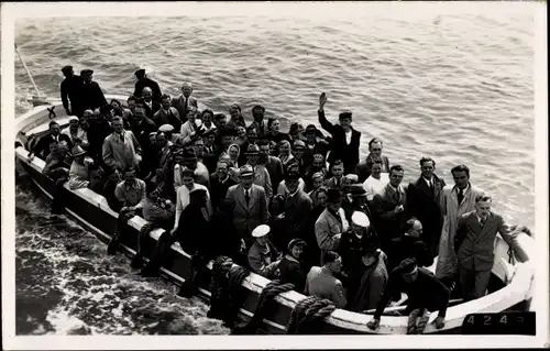 Foto Ak Nordseeinsel Helgoland, Boot, Passagiere, Gruppenfoto