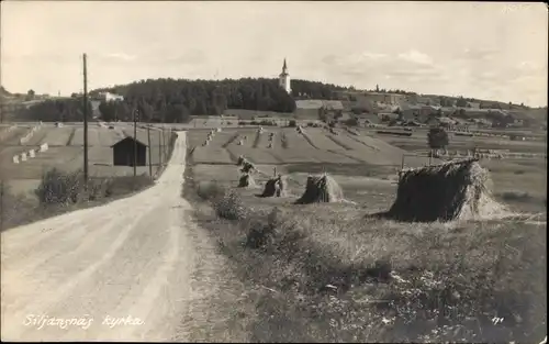 Ak Siljansnäs Schweden, Kirche, Felder, Heuhaufen