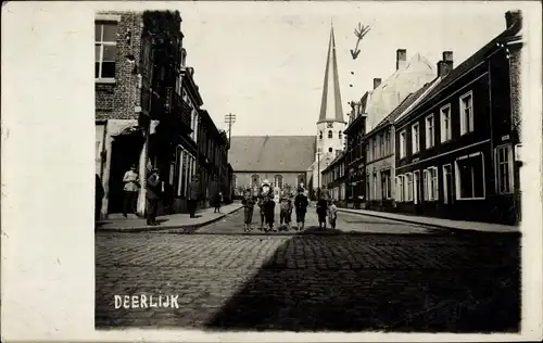 Foto Ak Deerlijk Westflandern, Straßenpartie, Kirche