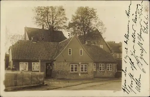 Foto Ak Sankt Margarethen in Holstein, Wohnhaus, Frau an der Haustür