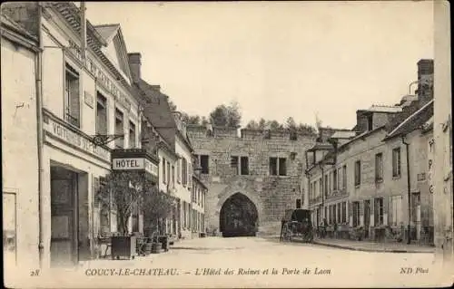 Ak Coucy le Chateau Aisne, L’Hotel des Ruines, Porte de Laon