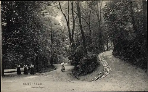 Ak Elberfeld Wuppertal, Hardtanlagen, Spaziergängerinnen