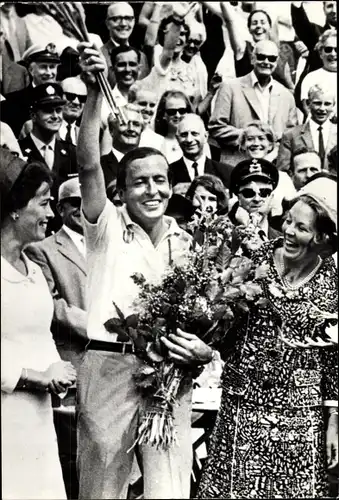 Ak Prinses Beatrix begroette in Nijmegen haar man Prins Claus, 28.07.1967