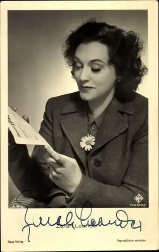 Ak Schauspielerin und Sängerin Zarah Leander, Portrait, Ross Verlag A 3010 2, Autogramm