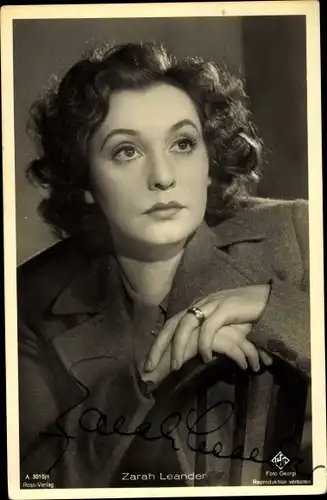 Ak Schauspielerin und Sängerin Zarah Leander, Portrait, Ross Verlag A 3010 1, Autogramm