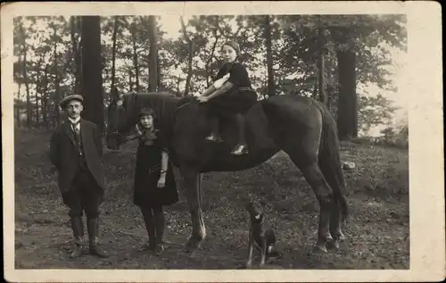 Foto Ak Letmathe Iserlohn im Märkischen Kreis, Mädchen zu Pferde, Hund