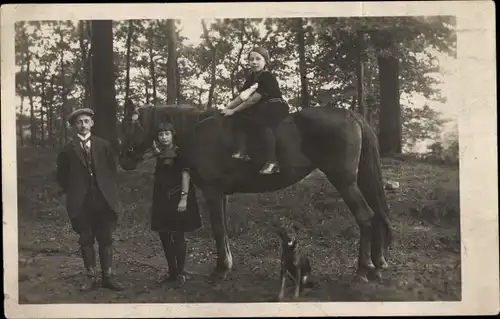 Foto Ak Letmathe Iserlohn im Märkischen Kreis, Mädchen zu Pferde, Hund