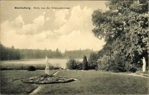 Ak Rheinsberg in der Mark, Blick von der Schlossterrasse, Statuen