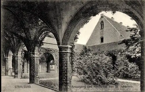 Ak Stralsund in Vorpommern, Kreuzgang, Klosterhof von St. Johannes