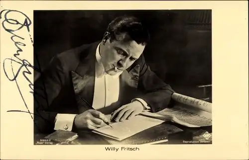 Ak Schauspieler Willy Fritsch, Portrait mit Zigarette, Notenheft, Ross Verlag 5962/2, Autogramm