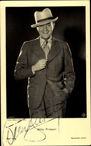 Ak Schauspieler Willy Fritsch, Portrait in Anzug, Hut, Zigarette, Ross Verlag 6420/1, Autogramm