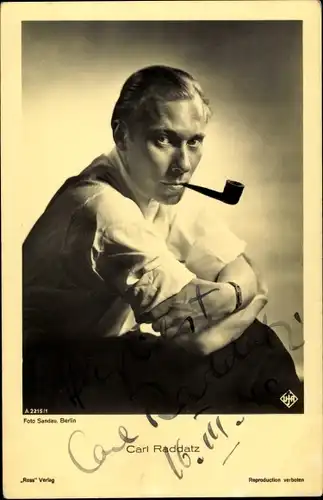 Ak Schauspieler Carl Raddatz, Sitzportrait, Pfeife, Ross Verlag, Autogramm