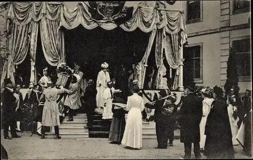 Ak Silberhochzeit des Schaumburg-Lippischen Fürstenpaares 1907, Festzug, Überreichung der Geschenke