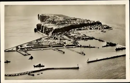 Ak Helgoland, Fliegeraufnahme vom Hafen, Insel