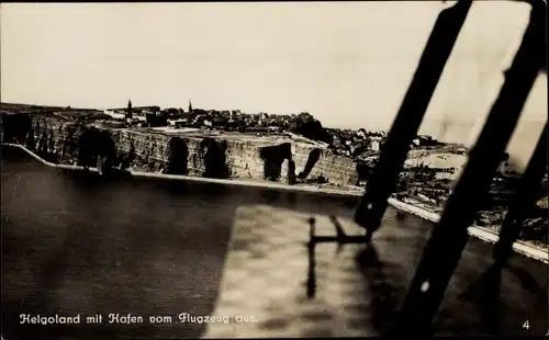 Foto Ak Helgoland Nordseeinsel, Fliegeraufnahme von Hafen mit Leuchtturm