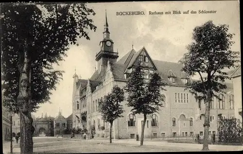 Ak Bückeburg im Kreis Schaumburg, Rathaus mit Blick auf das Schloßtor