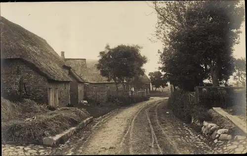 Foto Ak Wyk auf Föhr, Dorfweg, Reetdachhäuser